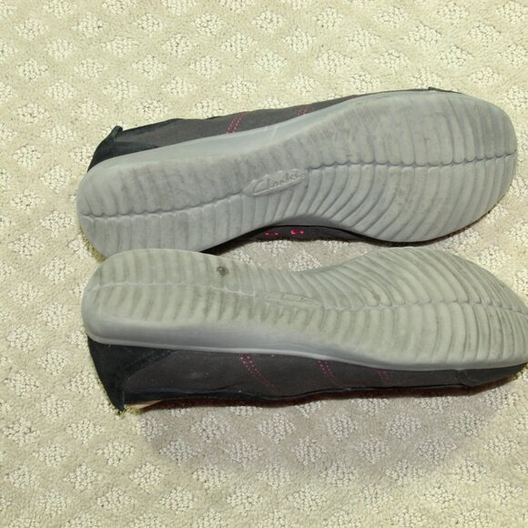 Clarks Women's 8W Black Maroon Elastic Fixed Laces Sneakers - Picture 6 of 6